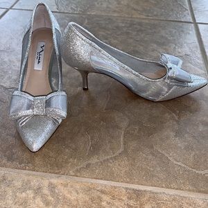 Silver, Nina pump shoes, size 6.5 with bow accent and mesh sides. Like new.